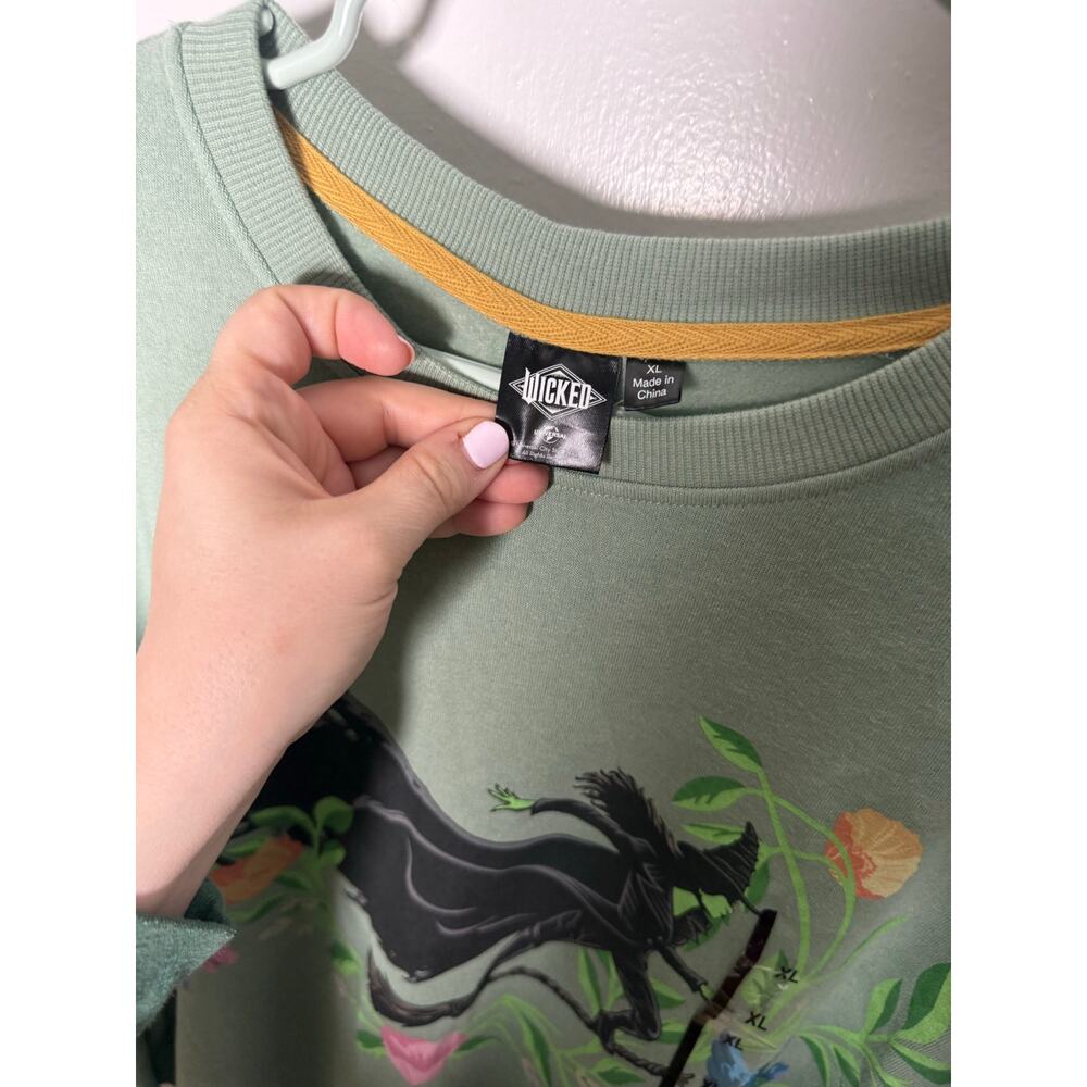 Target Wicked Green Crewneck Graphic Elphaba Sweatshirt NEW Size XL - Picture 4 of 7